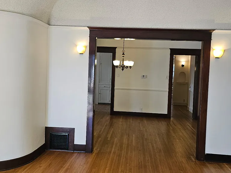 218 1/2 N Kenmore Ave — Photo 9