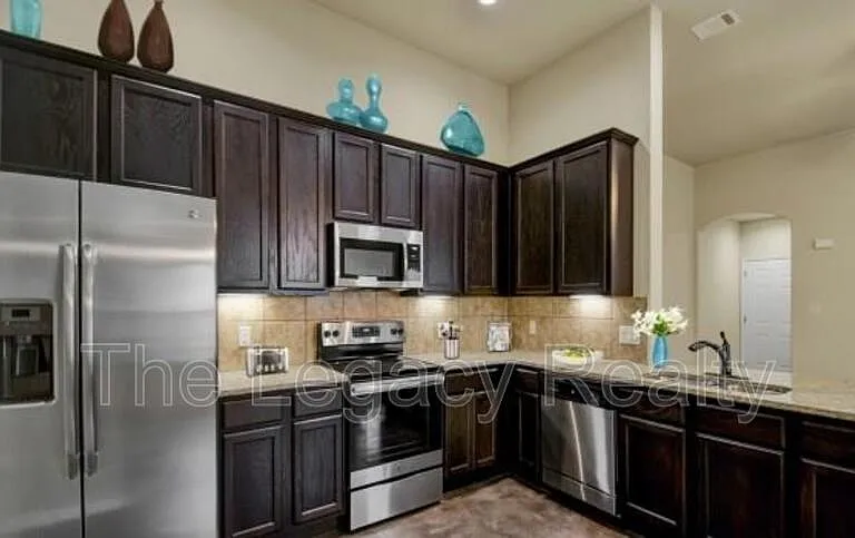 337 Emma Dr — Photo 2
