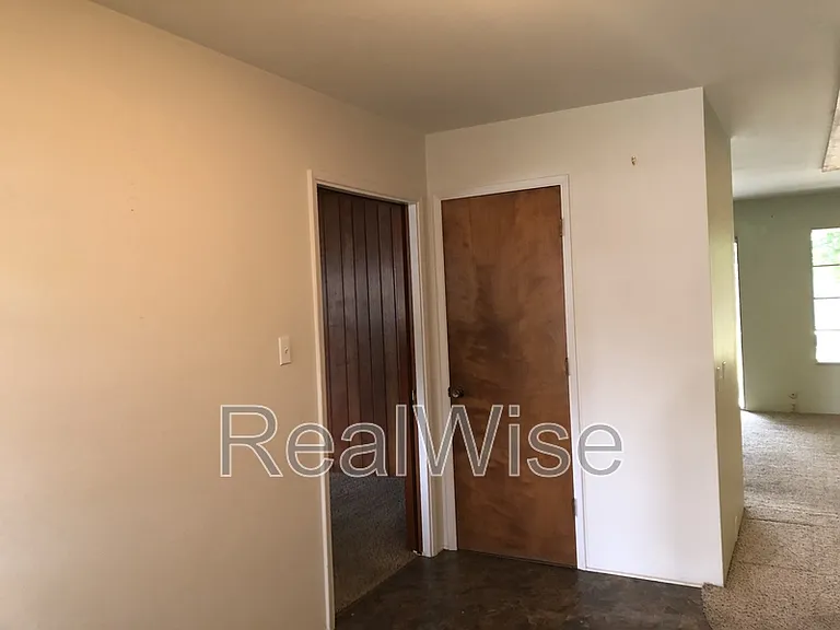 710 NW Midland Ave — Photo 15
