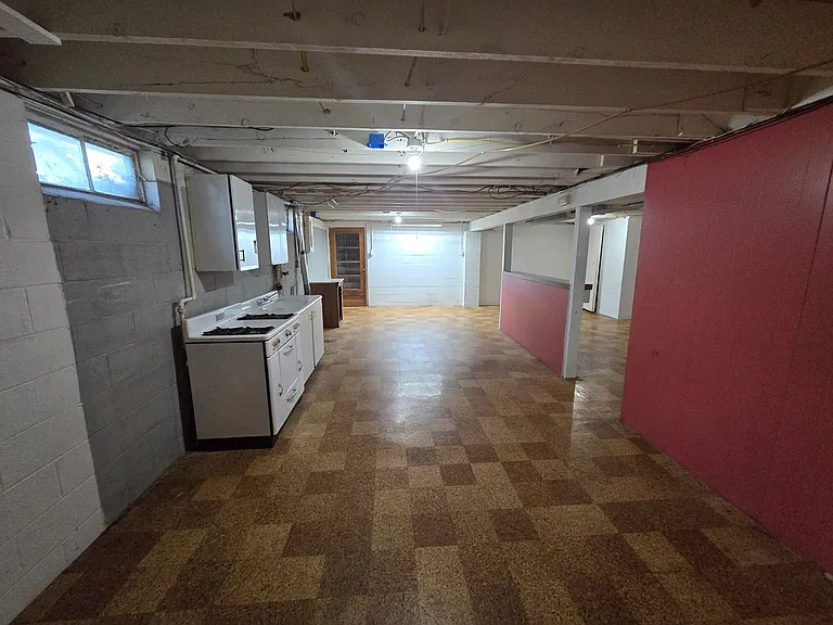322 Webster St — Photo 47