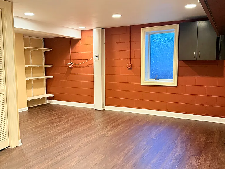 333 W 2nd St #1 — Photo 3