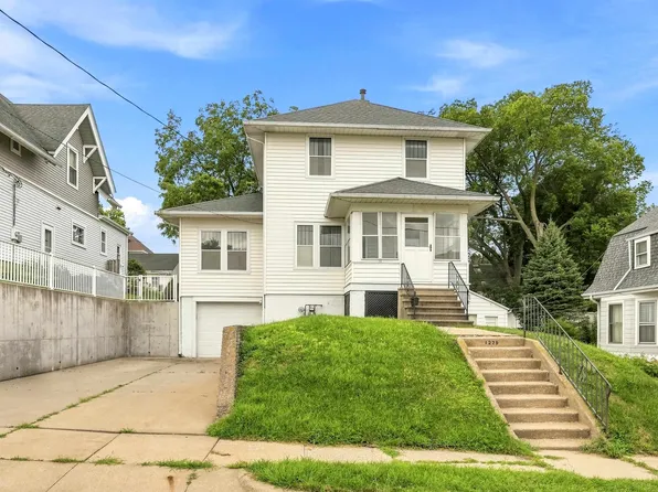 1225 Glen Oak St, Dubuque, IA 52001