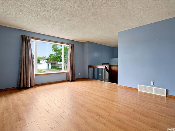 2nd image of 1027 Victory CRESCENT
