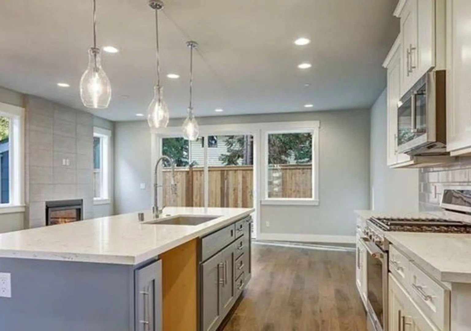 Beautiful 3 bed Home in Edmonds — Photo 2