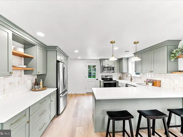 125 S Sproul Rd, Broomall, PA 19008