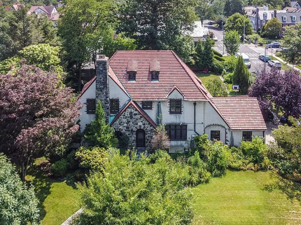 55 Exeter St, Forest Hills, NY 11375