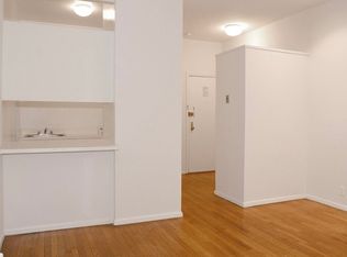 210 E 21st St #1R, New York, NY 10010