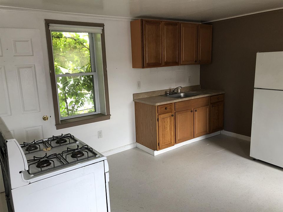 1st image of 8 Depot Sq APT 2