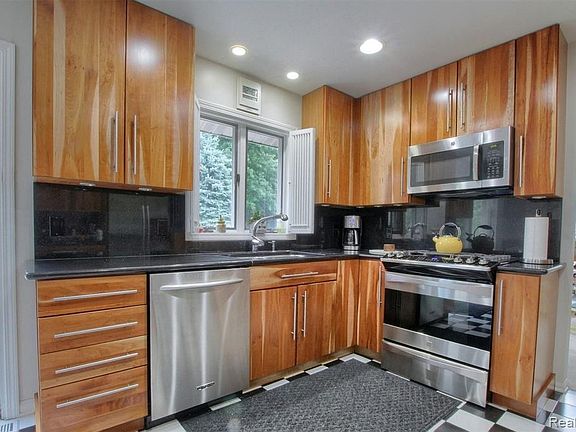 2nd image of 28544 Lake Park Dr