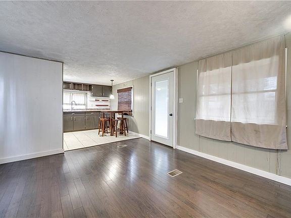 4th image of 15 Summit Place Ave