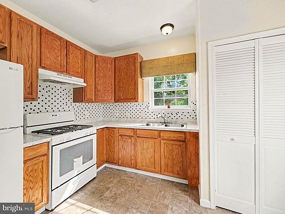 3rd image of 12 Townes Pl