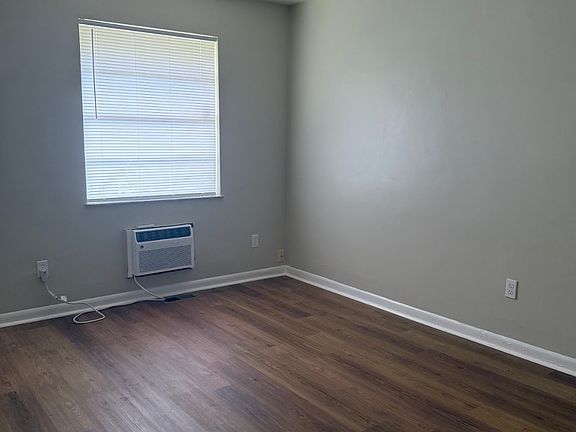 3rd image of 1948 Victoria Ave APT C