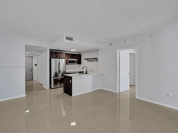 5th image of 488 NE 18th St Unit 2405