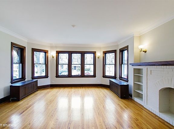 3rd image of 4917 W Balmoral Ave