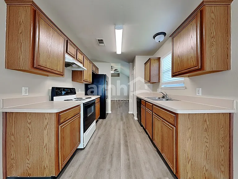 1624 Kelly Ln — Photo 3