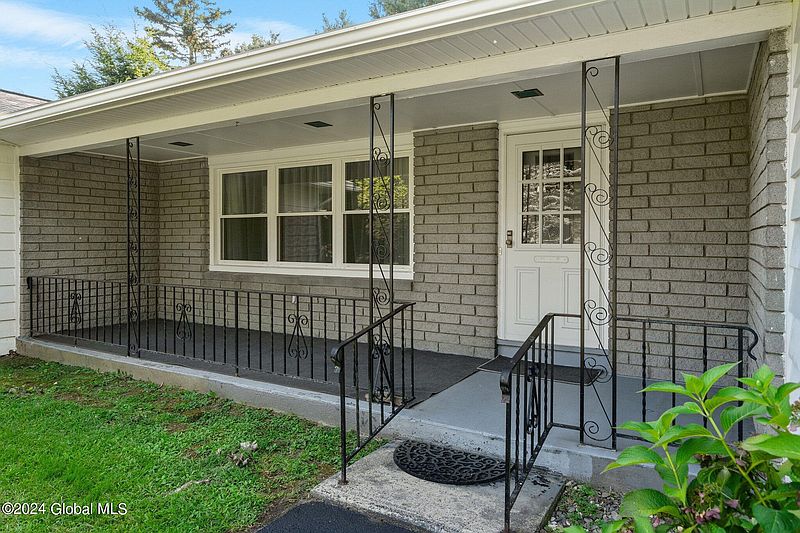 5th image of 14 Sage Hill Lane