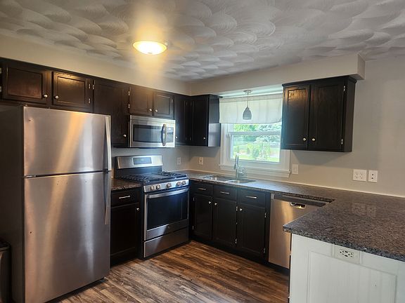 Granite kitchen w/ stainless appliances