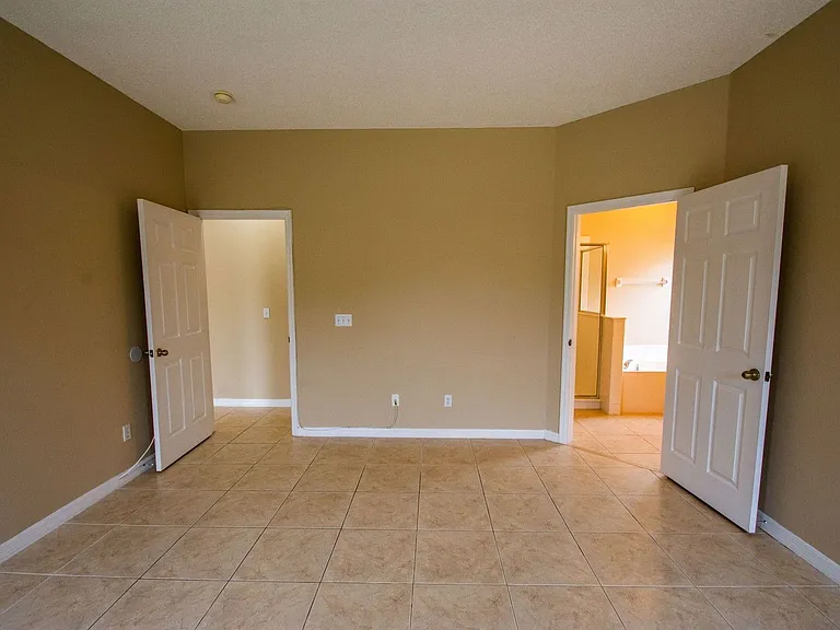 421 Lockbreeze Dr — Photo 15