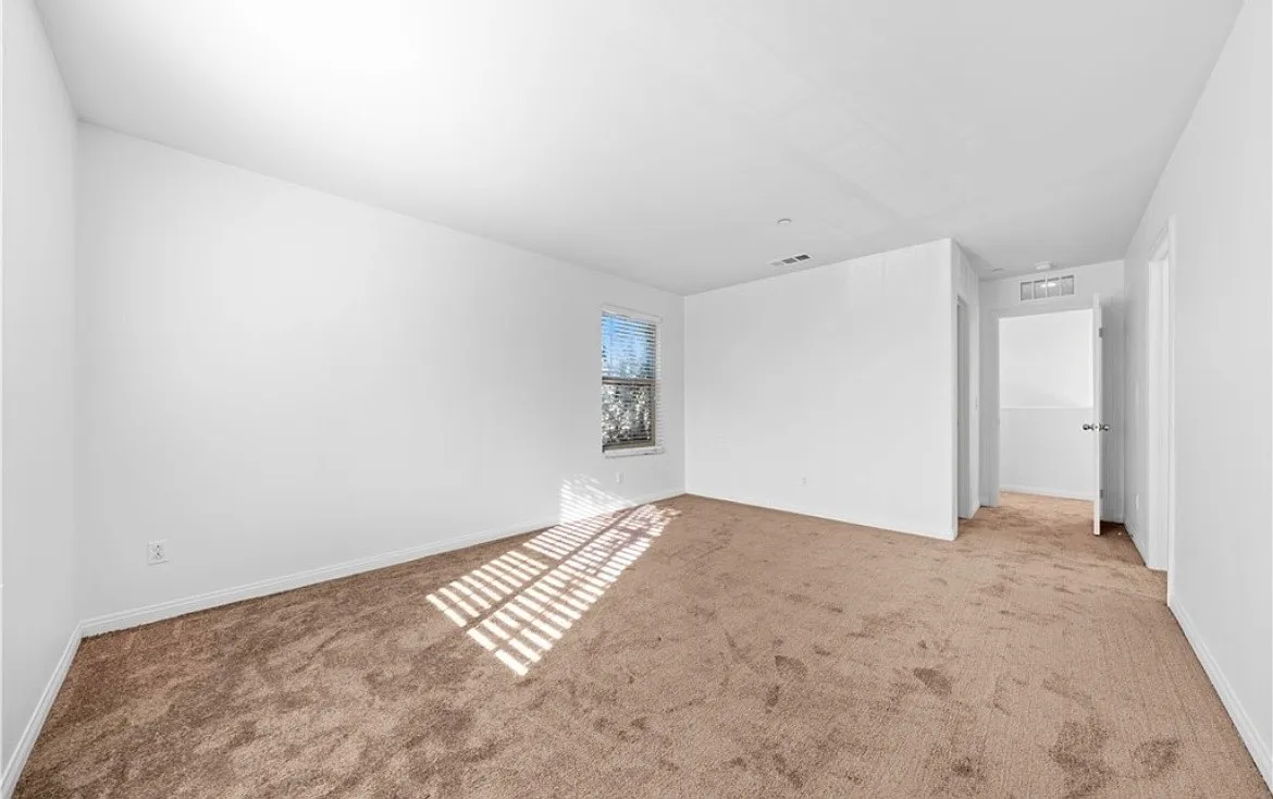 6 bed, 4888 sqft, $1,099 — Photo 2