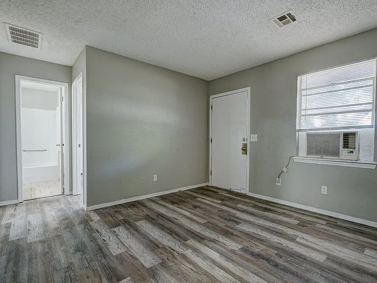 219 S 4th St — Photo 3