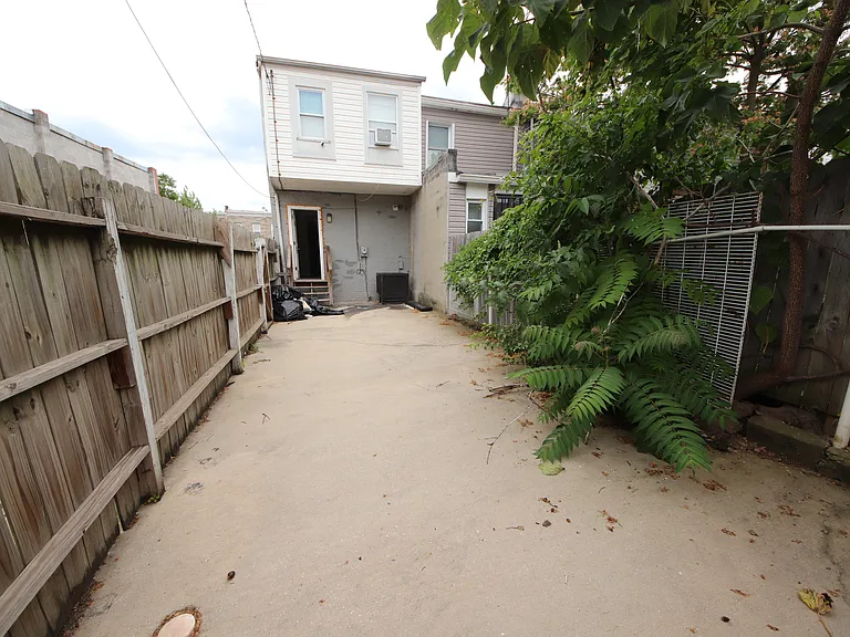 N Montford Ave — Photo 8
