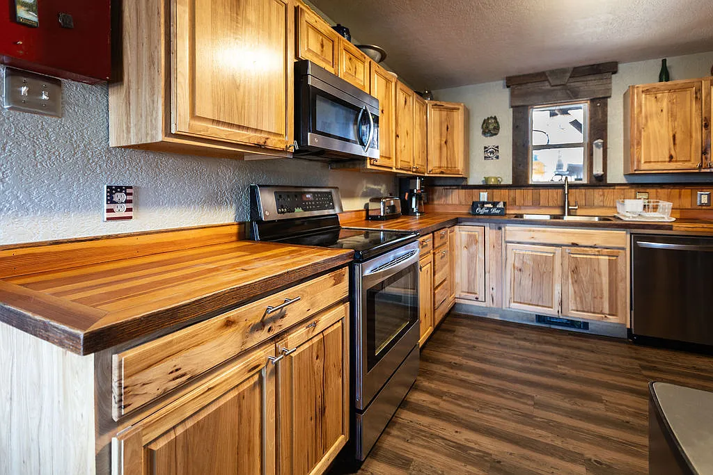 Airbnb - Montana History House - 201 North Weaver Street - Airbnb — Photo 3