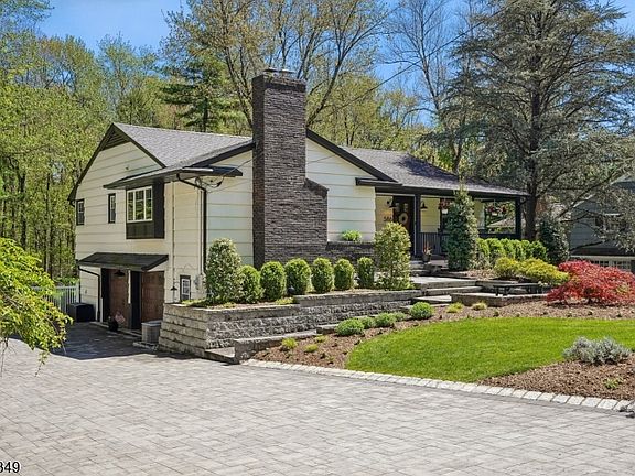 4th image of 586 Sparrowbush Rd