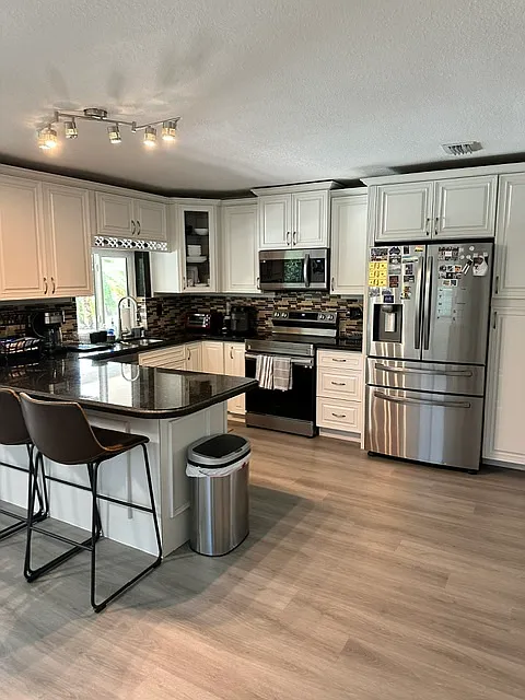 4 bed, 2300 sqft, $5,900 — Photo 2