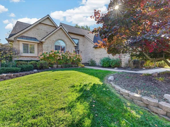 21094 Chase Dr, Novi, MI 48375