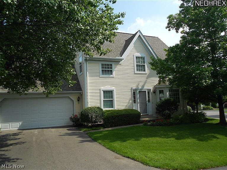 1st image of 11 Hudson Common Dr