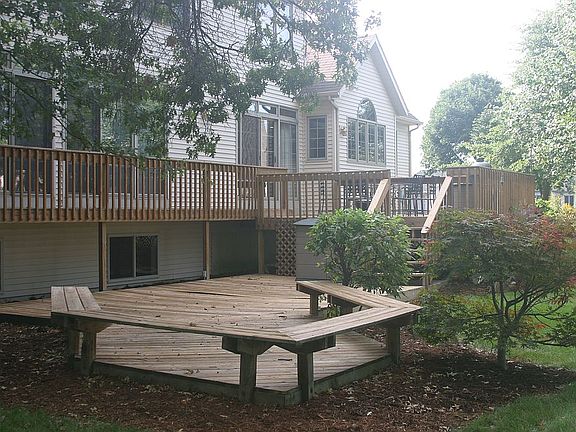 3rd image of 402 Erin Isle Ct