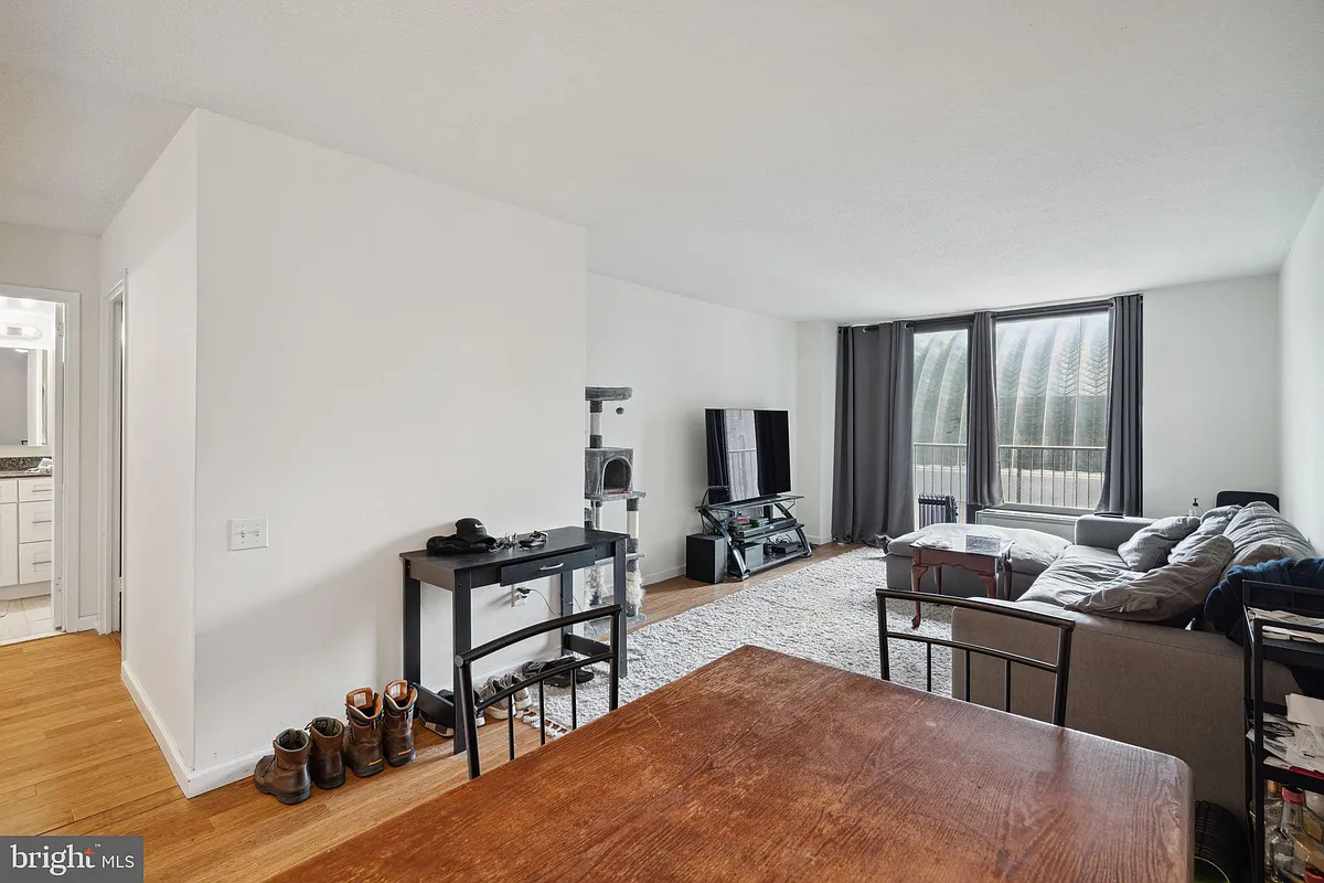Building Photo - 1420 Locust St #8O