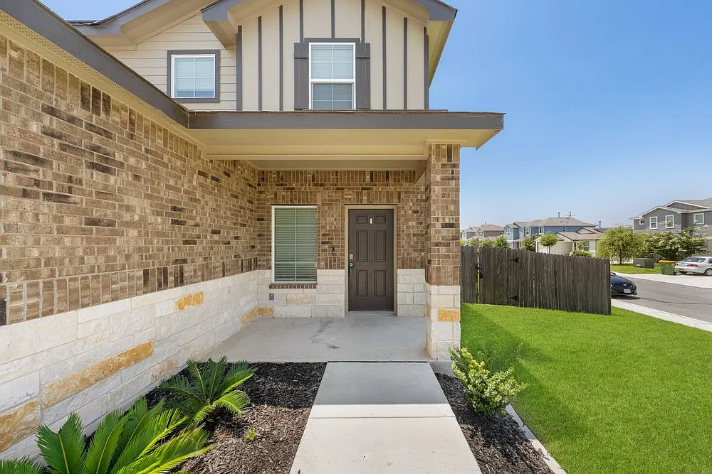 Spacious 4-Bed Oasis with Community Pool, Island Kitchen & Fenced Yard in San Antonio — Photo 3