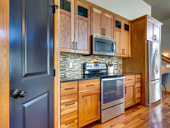 4th image of 656 Hampton Dr E