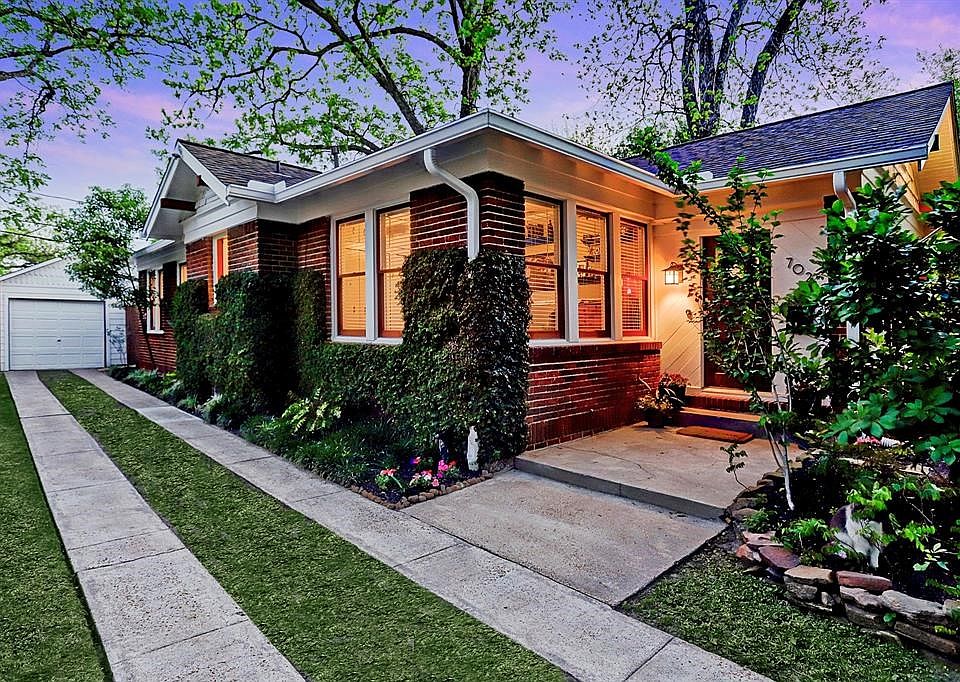 Charming bungalow just listed!