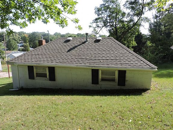 3rd image of 411 N Elm St
