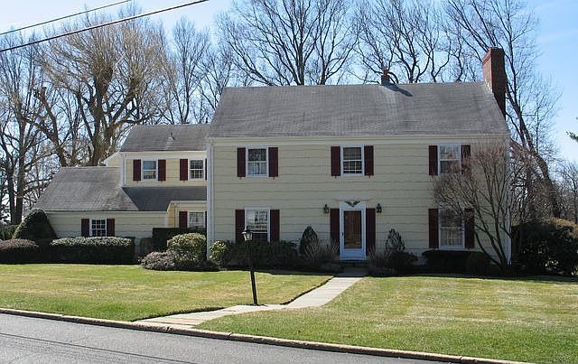 1st image of 15 Carriage House Ln