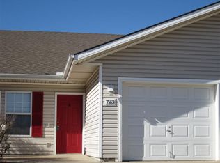 723 Meadow Ln APT B, Peculiar, MO 64078