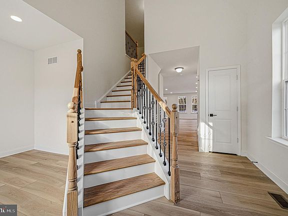 5th image of 271 Grove View Dr