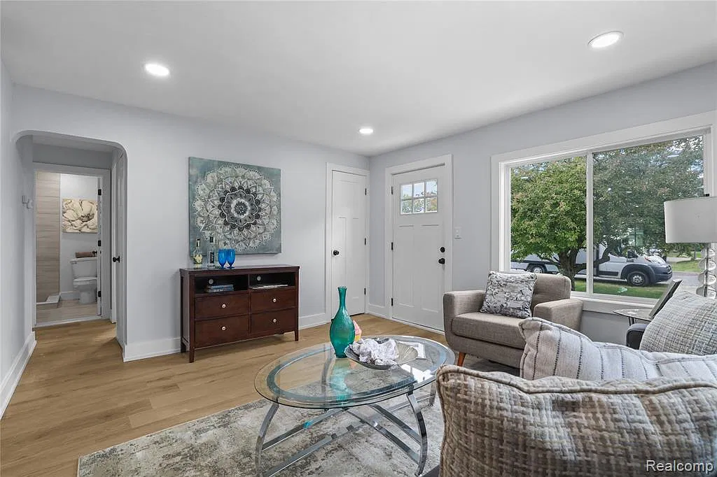 2 bed, 1.0 bath, 910 sqft, $1,600 — Photo 3