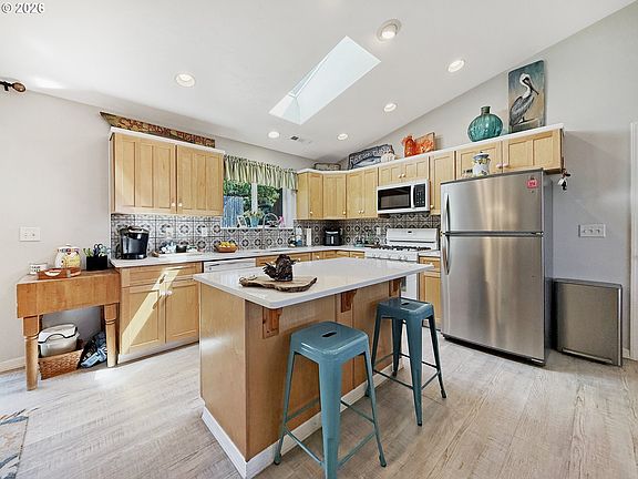 3rd image of 632 Meadow Ln