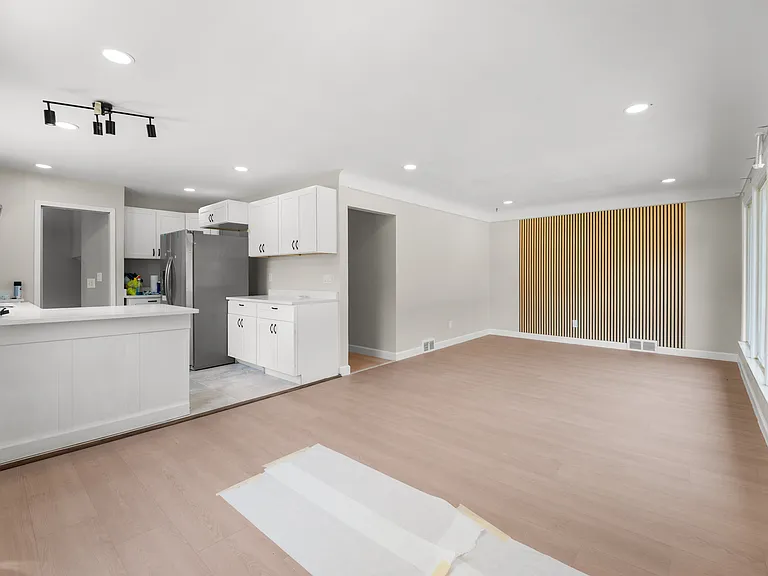 24411 Princeton St — Photo 4