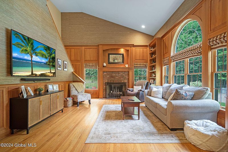 4th image of 39 Indian Pipe Drive