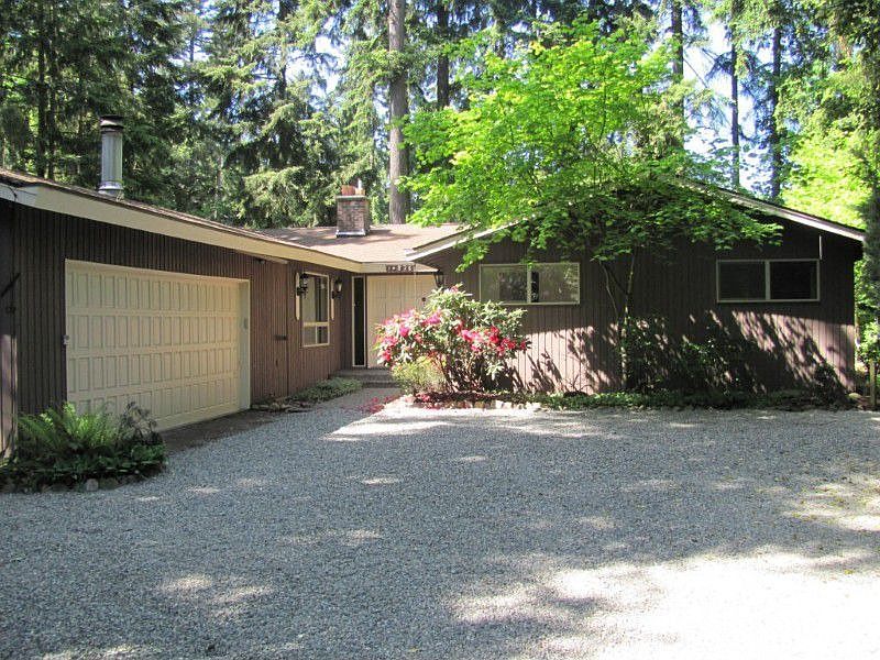 Wonderful RAMBLER in a great neighborhood! Front view. Circular drive and additional parking. 2 car 