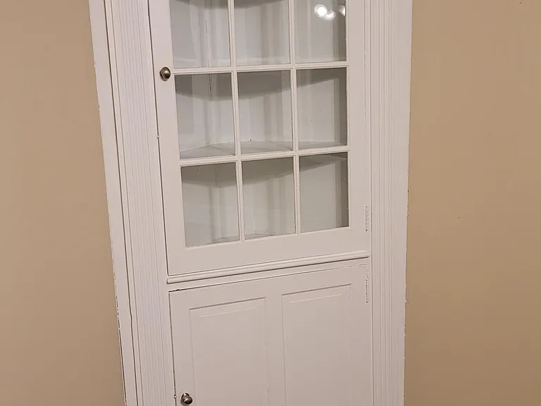 Corner cupboard