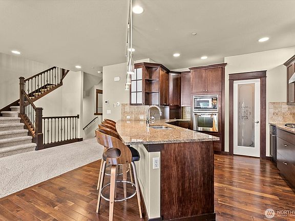 5th image of 1357 Elma Place NE