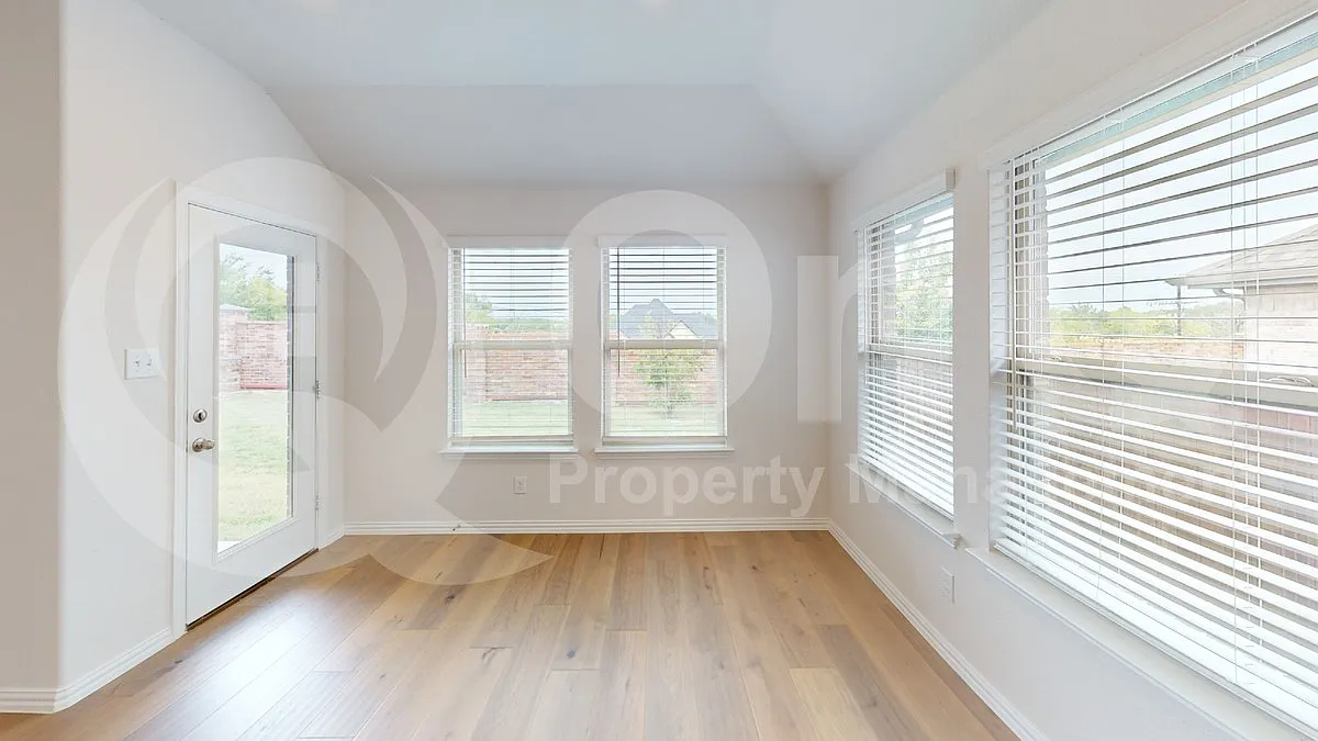 4 bed, 2.5 bath, 2096 sqft, $2,800 — Photo 3