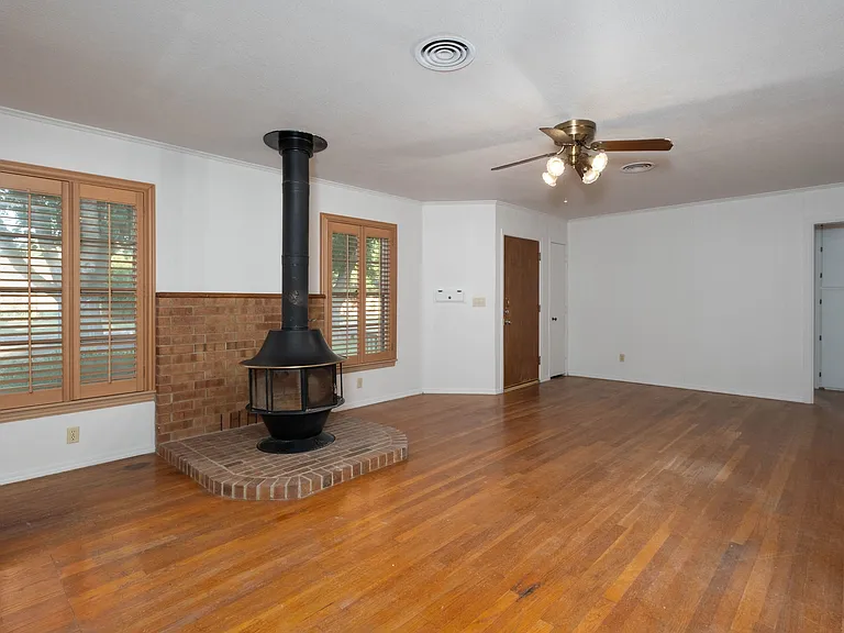 2050 Bowie St — Photo 2