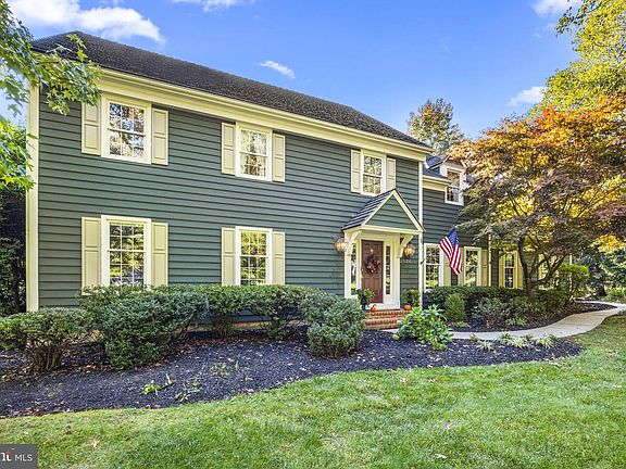 2nd image of 2824 E Fox Chase Cir