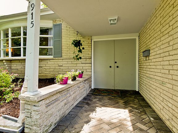 3rd image of 915 Fairlawn Ave